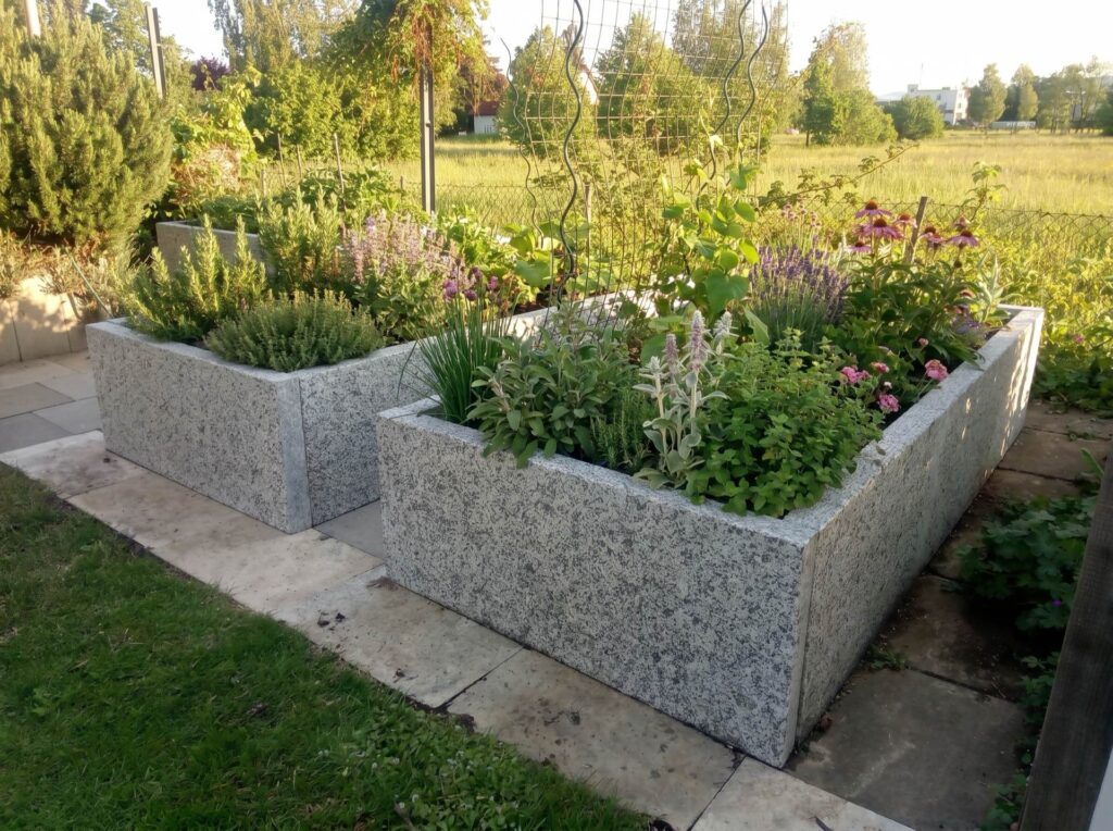 Bepflanztes Hochbeet aus Serizzo-Naturstein von CW gardenart