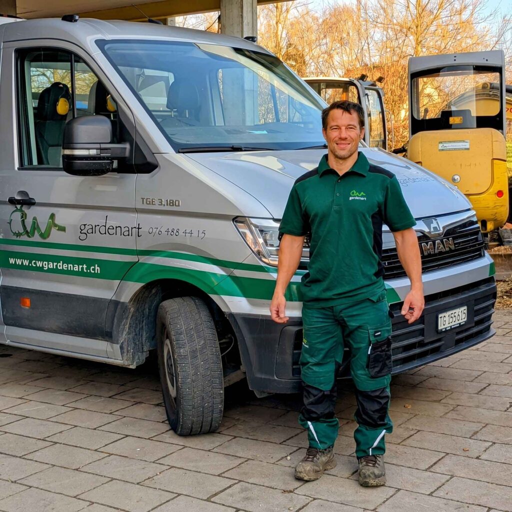 Claudio Wirz, Inhaber von CW gardenart, vor dem Firmenfahrzeug