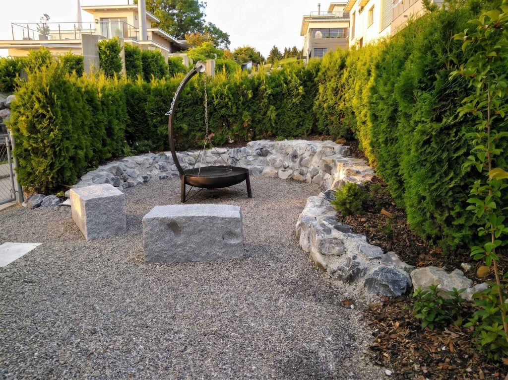 Gemuetlicher Sitzplatz mit Feuerstelle im Garten, angelegt von CW gardenart