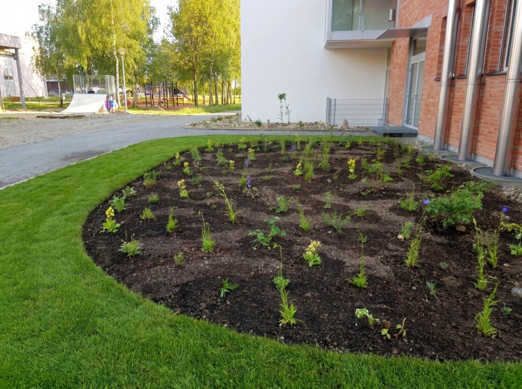 Frisch bepflanztes, gepflegtes Gartenbeet von CW gardenart