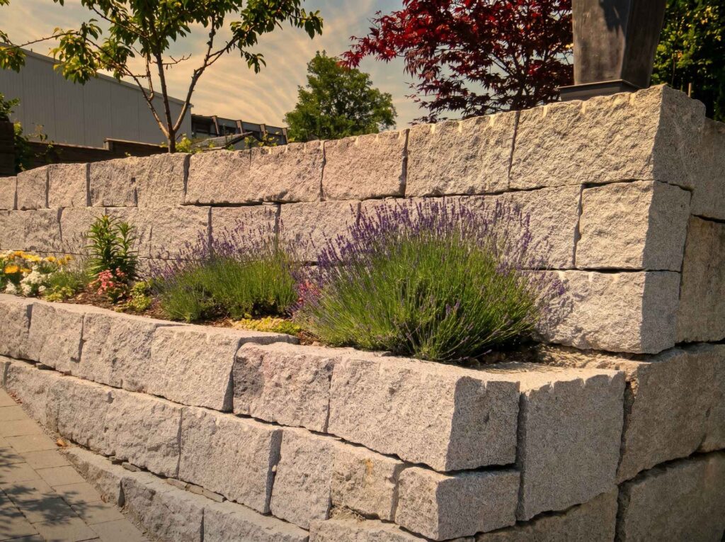 Gartengestaltung mit Granitquadern