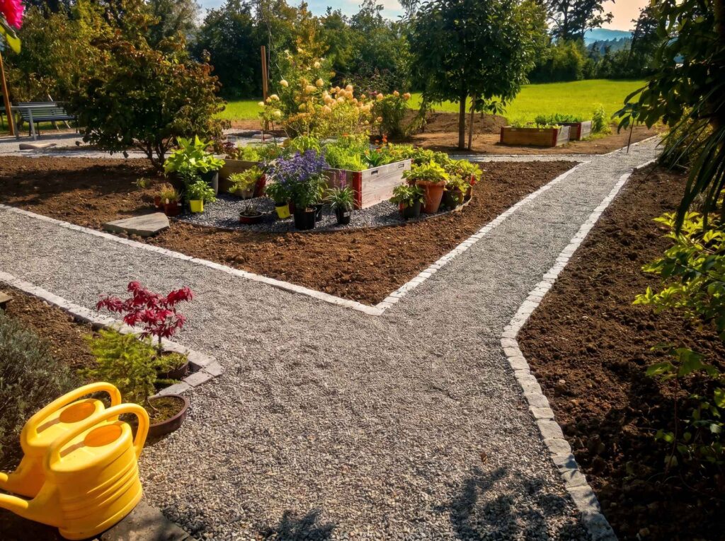 Angelegter Kiesweg im Garten