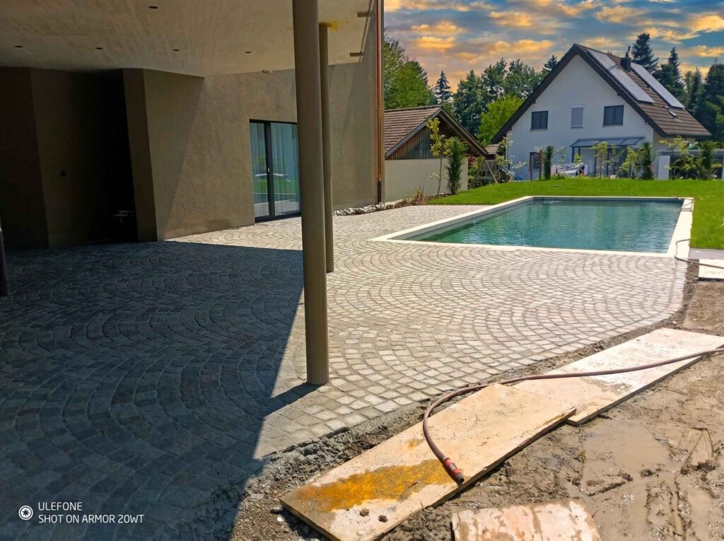 Gefugte Pflästerung für Gartenweg