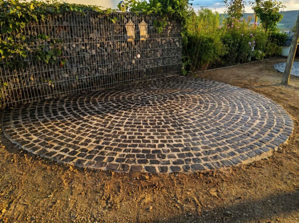 Rund gelegte Pflästerung im Garten